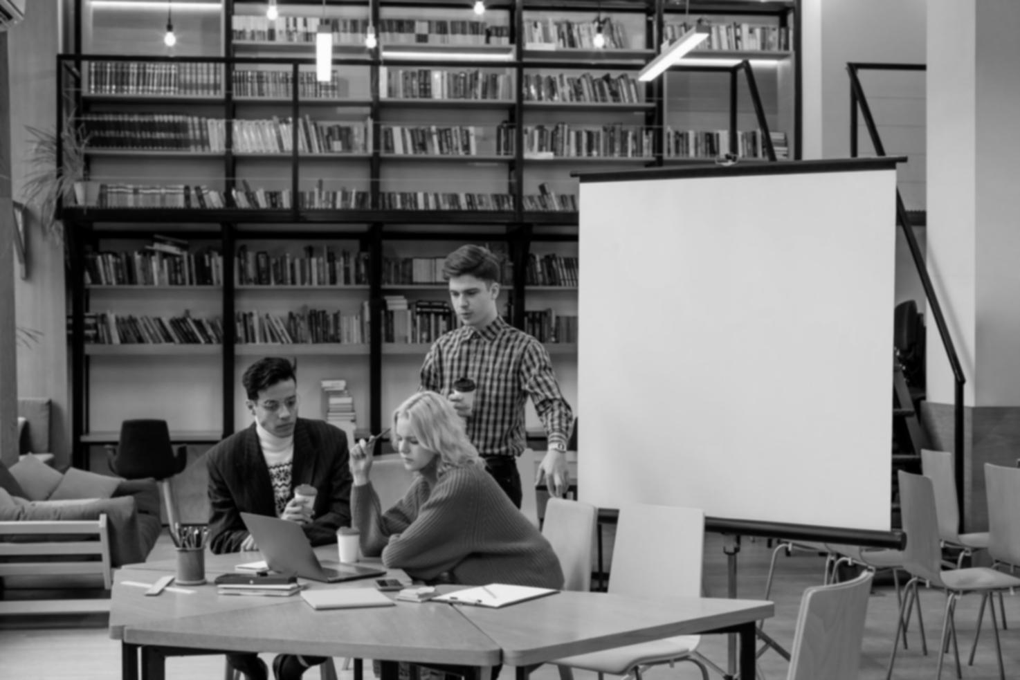 Estudiantes utilizando tecnología avanzada en sesión de aprendizaje